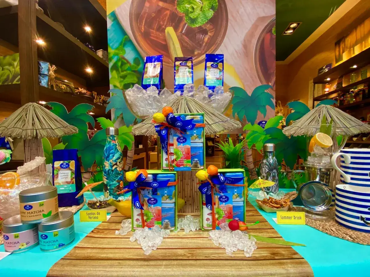 Escaparates de verano originales con t&eacute;s helados, matcha y botellas tropicales. &iexcl;Un oasis de frescura!