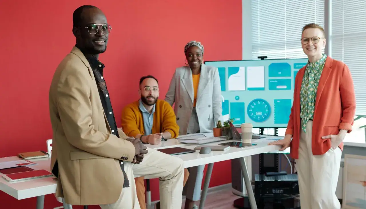 Un equipo de diseñadores gráficos actuales colabora en una oficina moderna.
