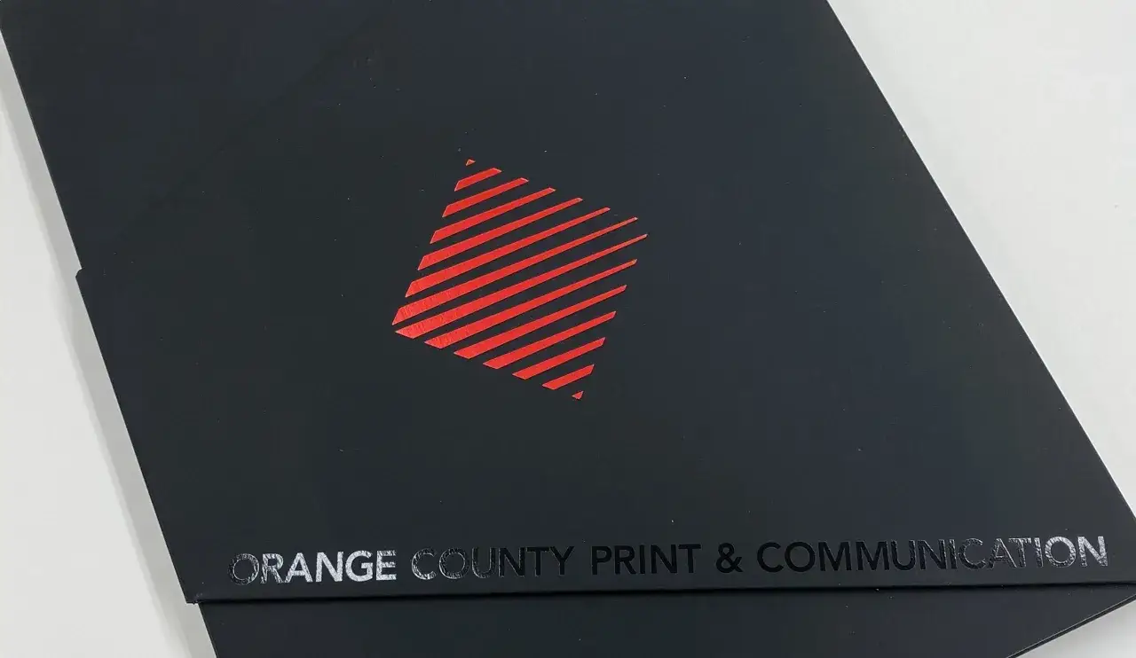 Carpeta negra con logo rojo y texto
