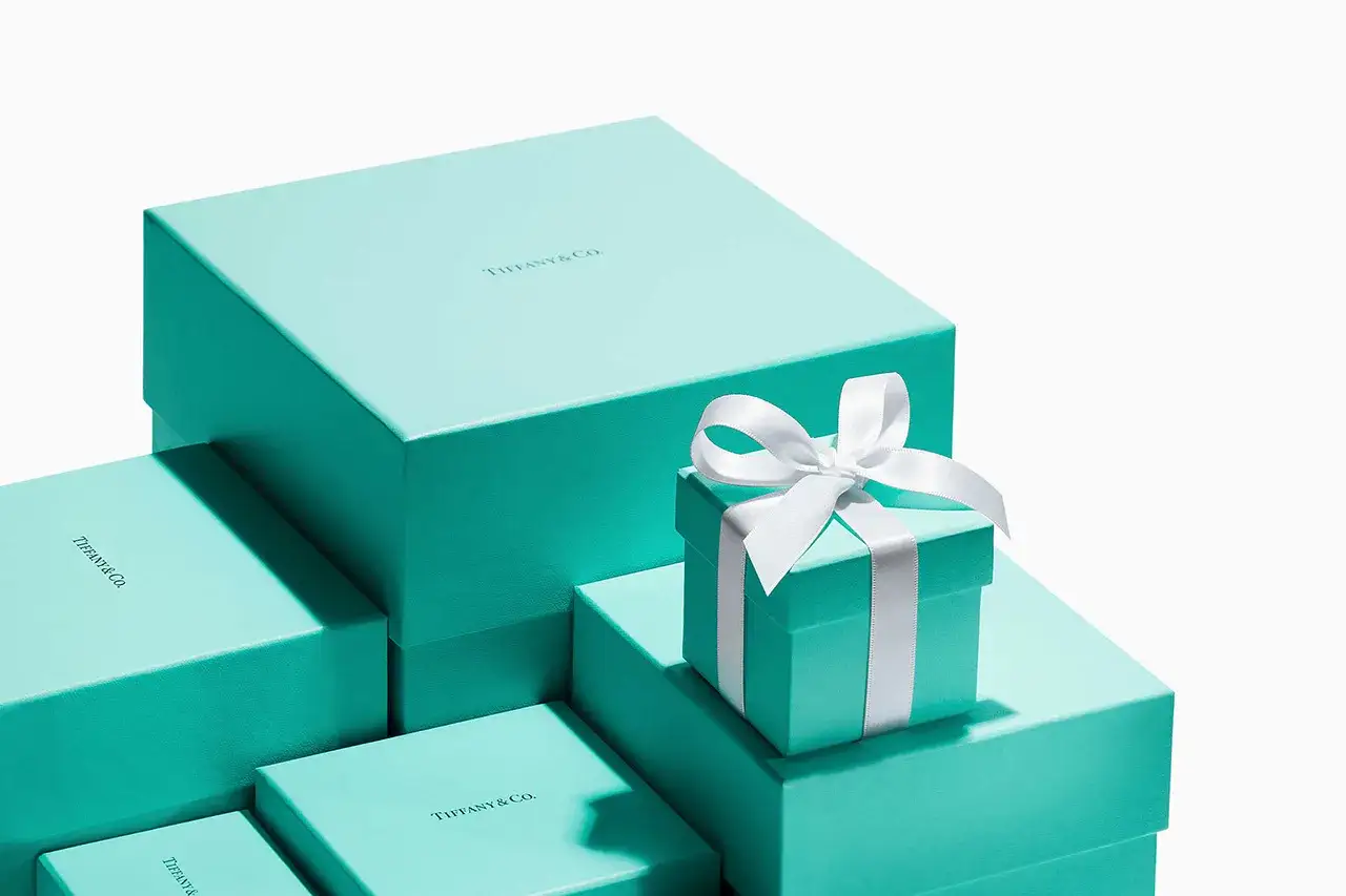 Cajas apiladas en el icónico azul tiffany, una pequeña envuelta con un lazo blanco, listas para ser un regalo especial.