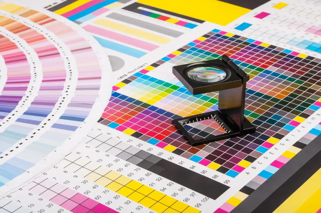 Lupas sobre cartas de color y pruebas de impresión, un vistazo a la evolución de la imprenta y la precisión del color.