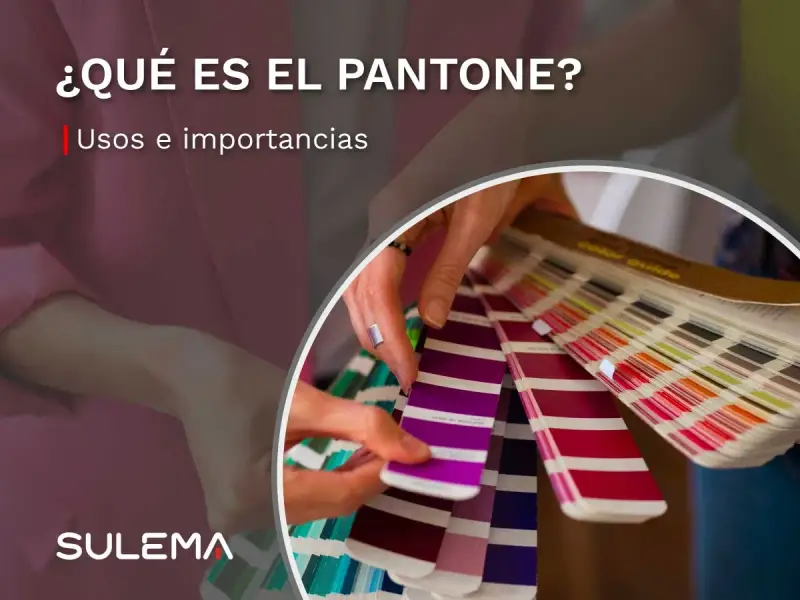 Manos revisando muestras de color. ¿Qué es el Pantone? Un sistema para elegir el color perfecto en diseño.